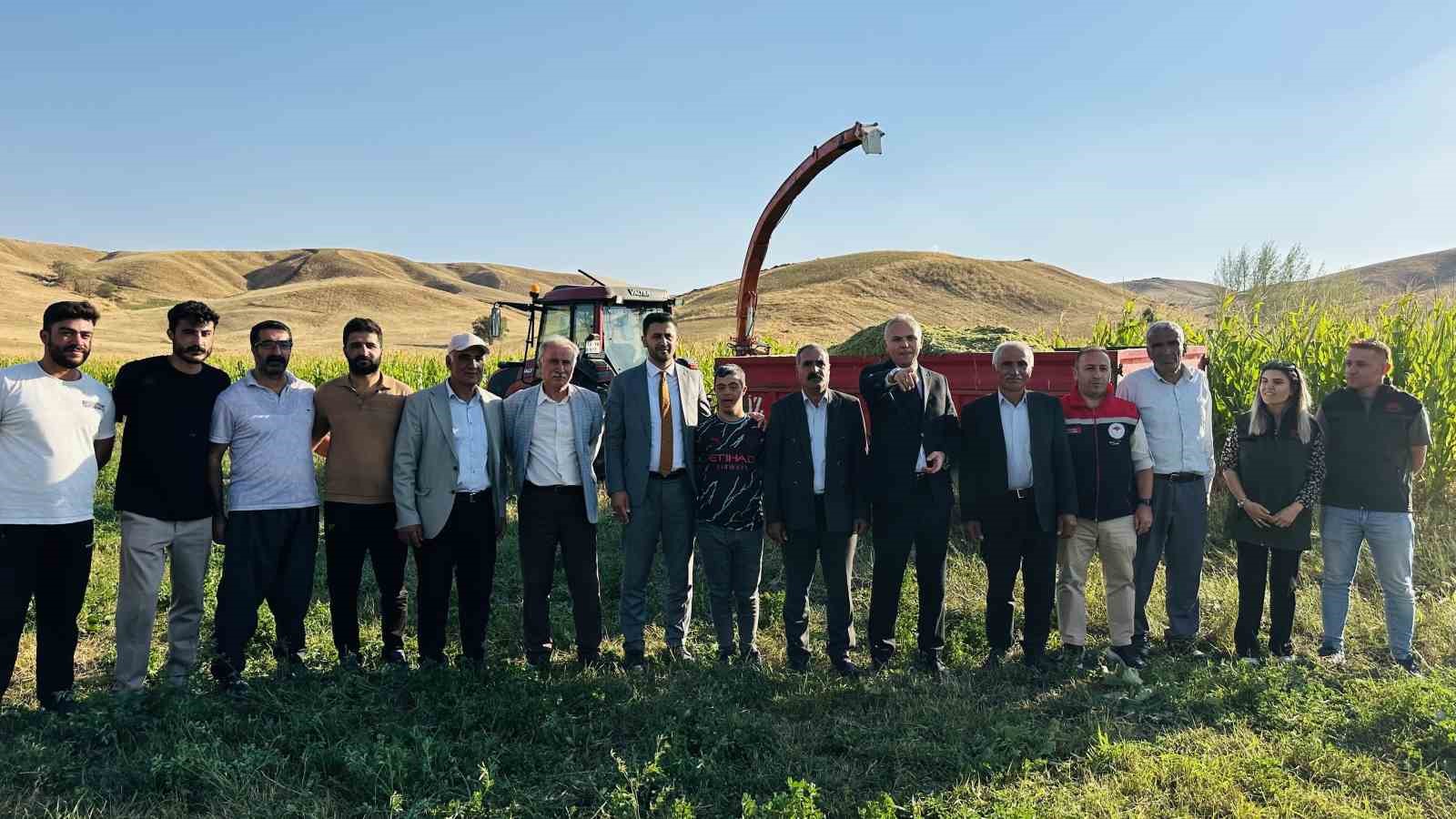 Y&uuml;ksekova&rsquo;da mısır, karpuz ve kavun hasadı yapıldı
