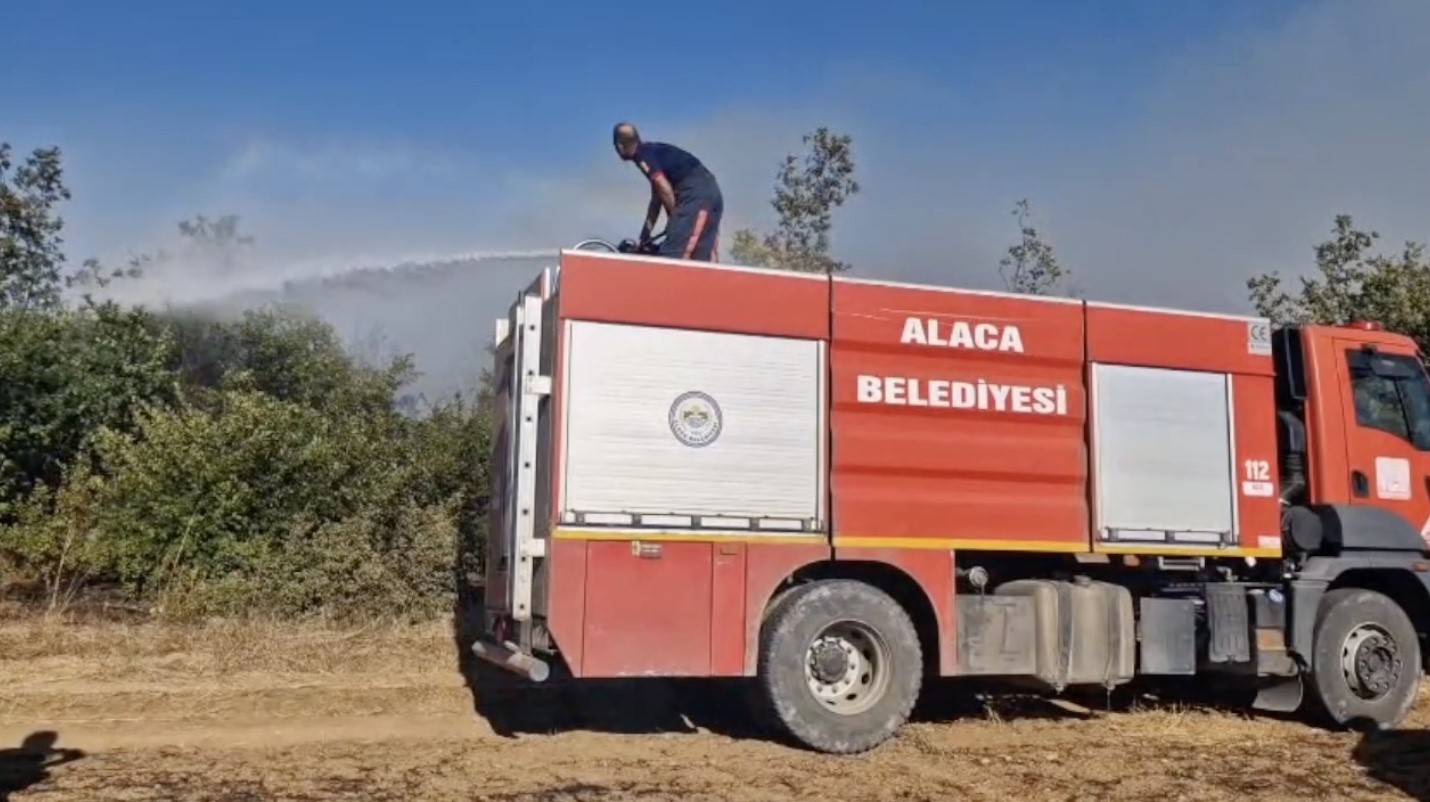 &Ccedil;orum&rsquo;da tarım arazisindeki yangın ormanlık alana sı&ccedil;radı
