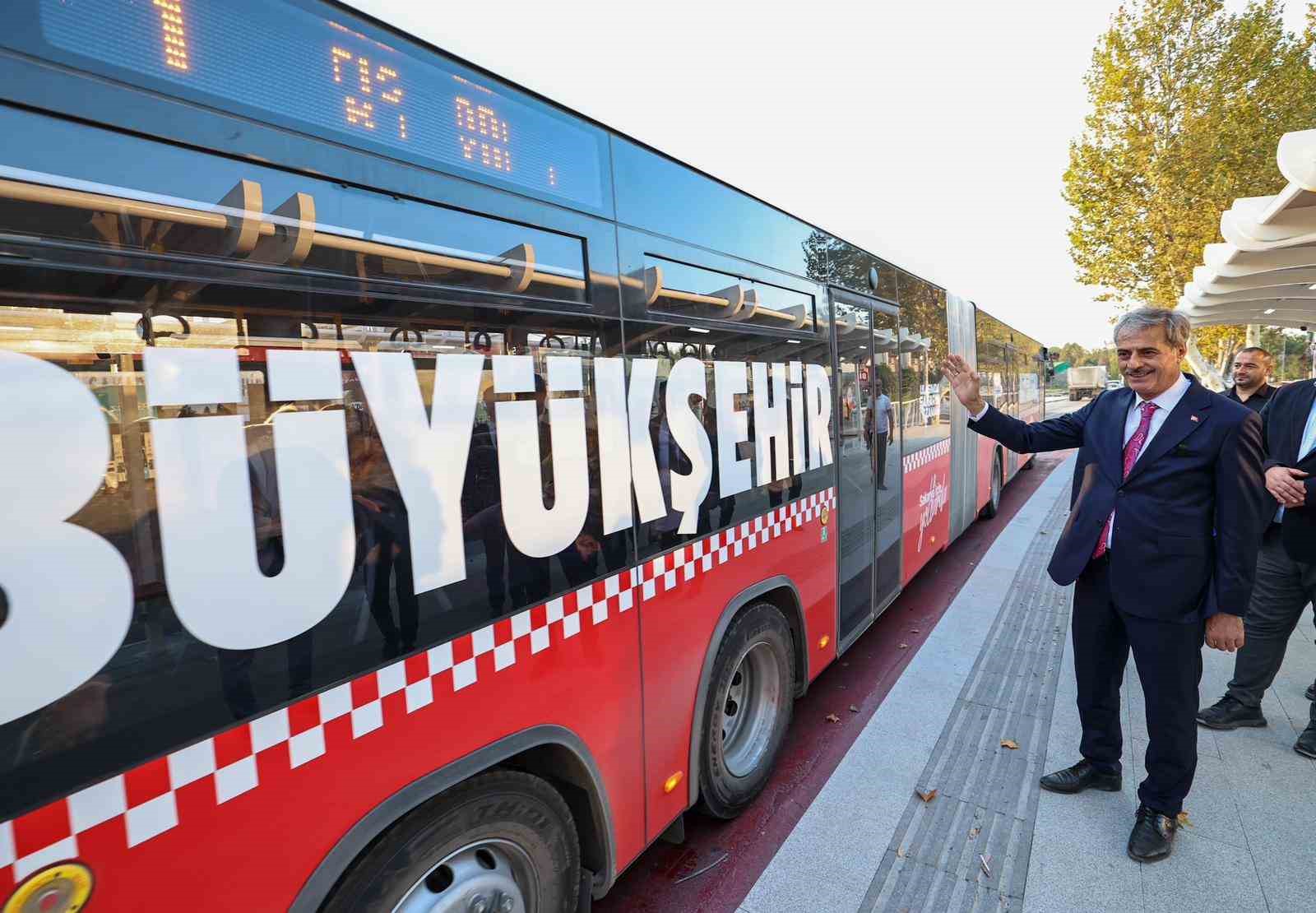 Başkan Alemdar, vatandaş ile birlikte Metrob&uuml;s yolculuğu yaptı
