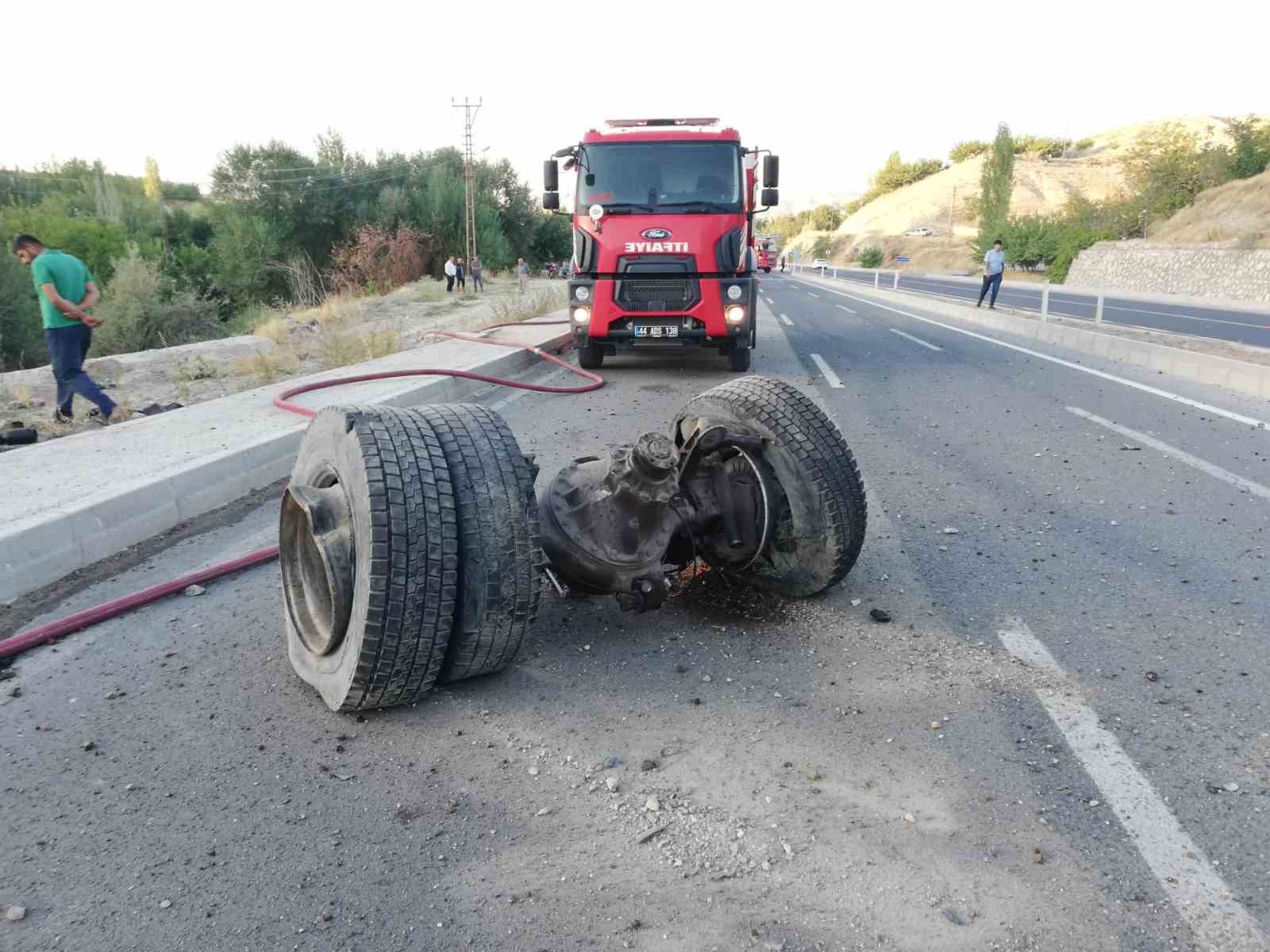 Malatya&rsquo;da otob&uuml;s ile &ccedil;arpışan tır devrilip alev alev yandı: 1 yaralı
