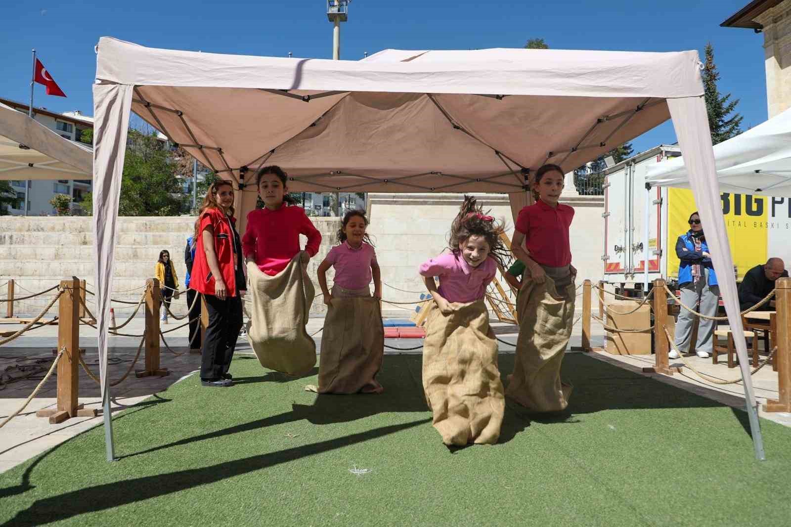 "Geleneksel Oyunlar" Sivas’ta çocukları sevindirdi