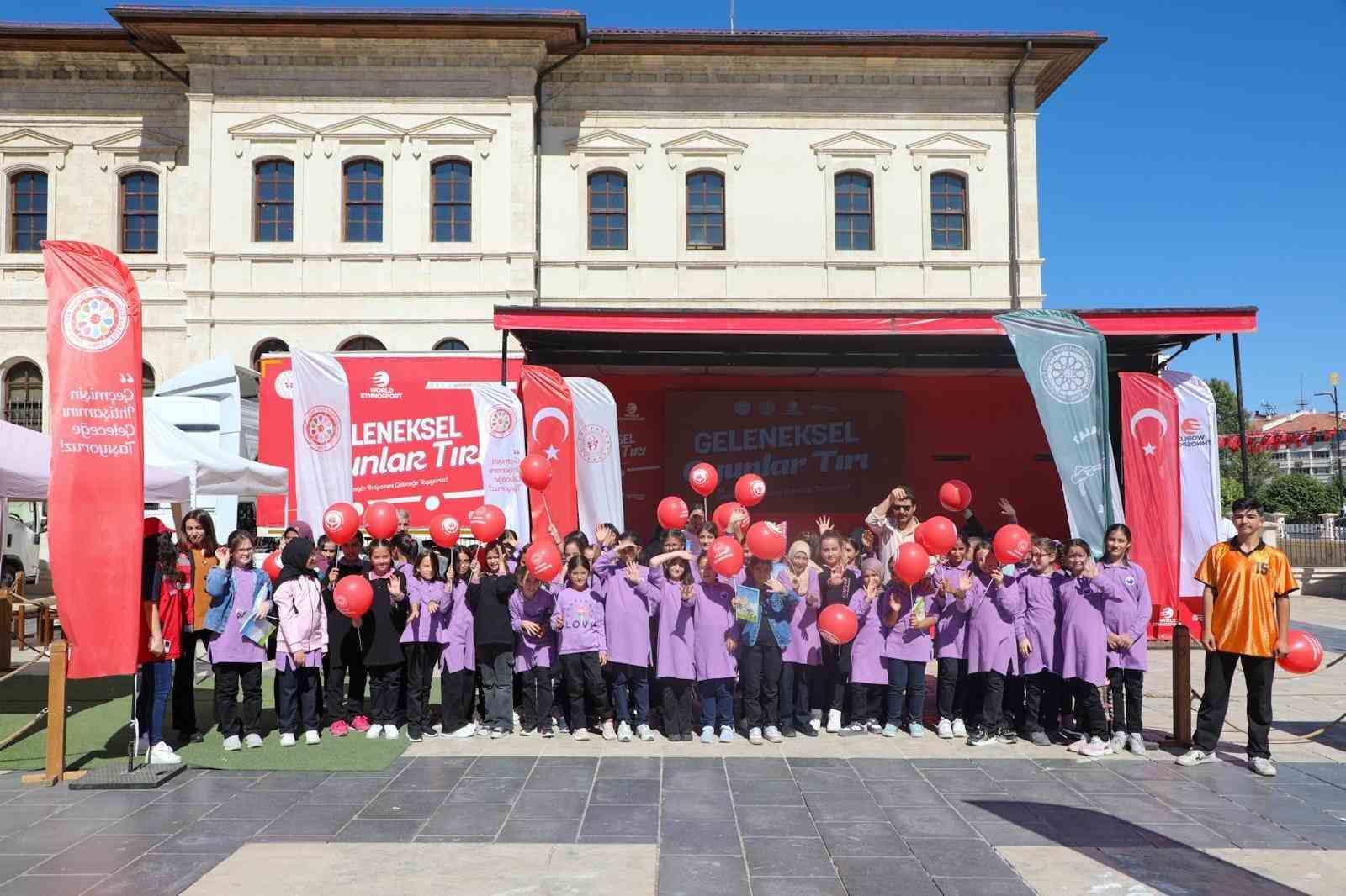 "Geleneksel Oyunlar" Sivas’ta çocukları sevindirdi