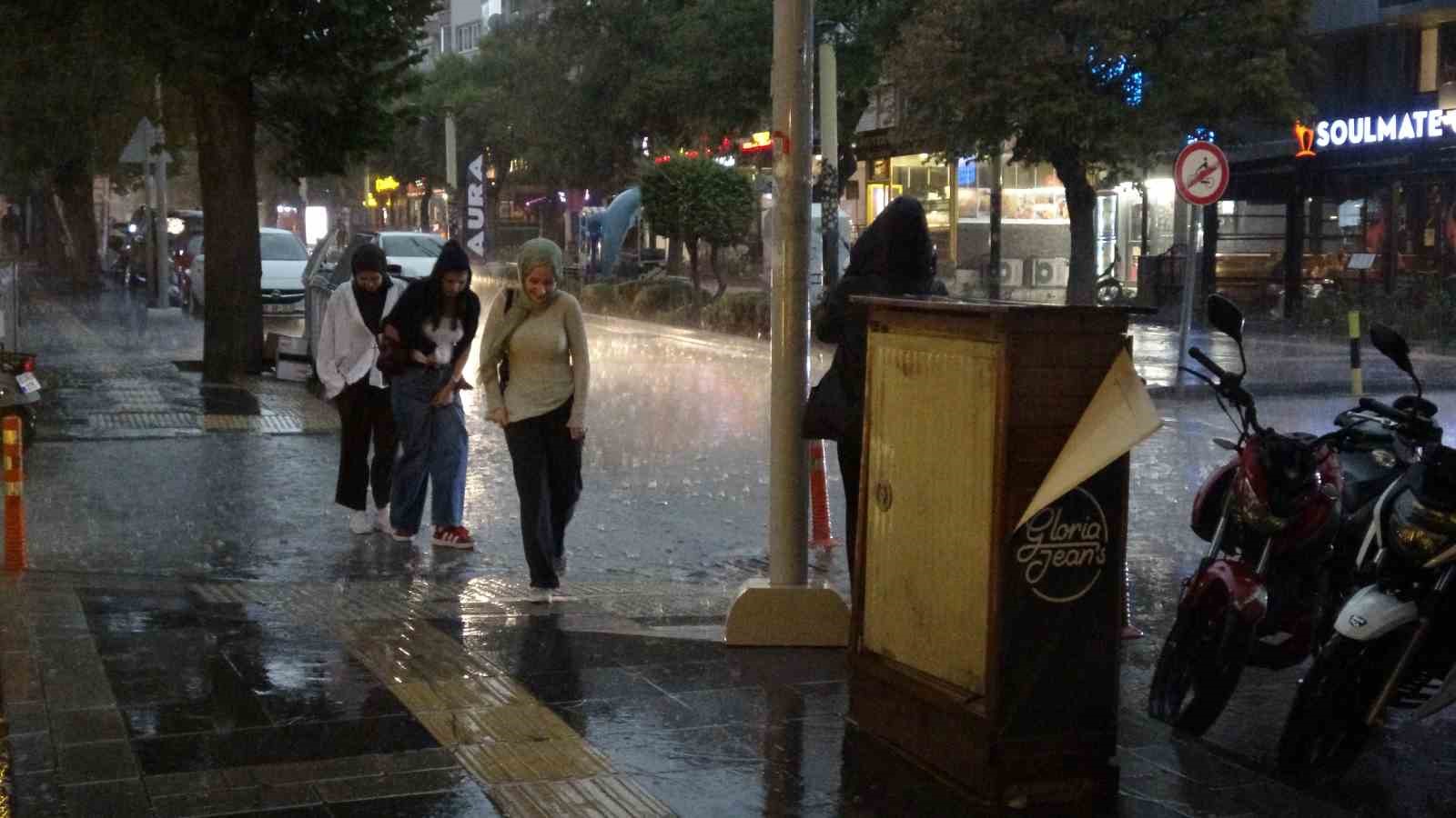 Burdur’da sağanak yağış