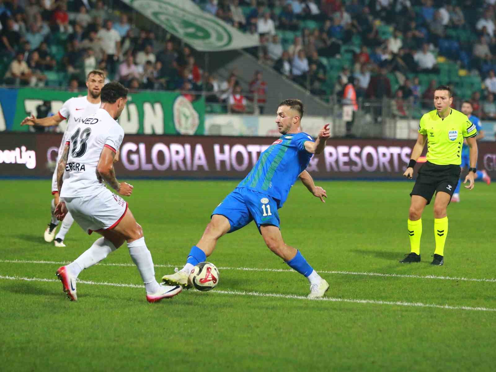Trendyol Süper Lig: Çaykur Rizespor: 0 - Gençlerbirliği: 0 (İlk yarı)