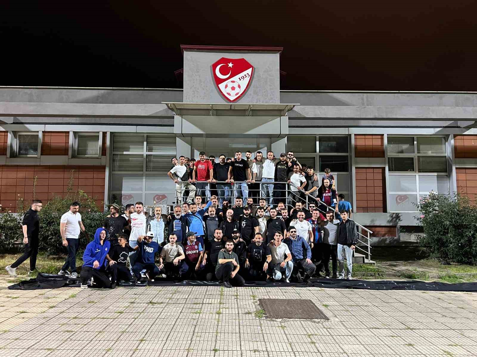 Trabzonspor taraftarları TFF’ye tepki gösterdi