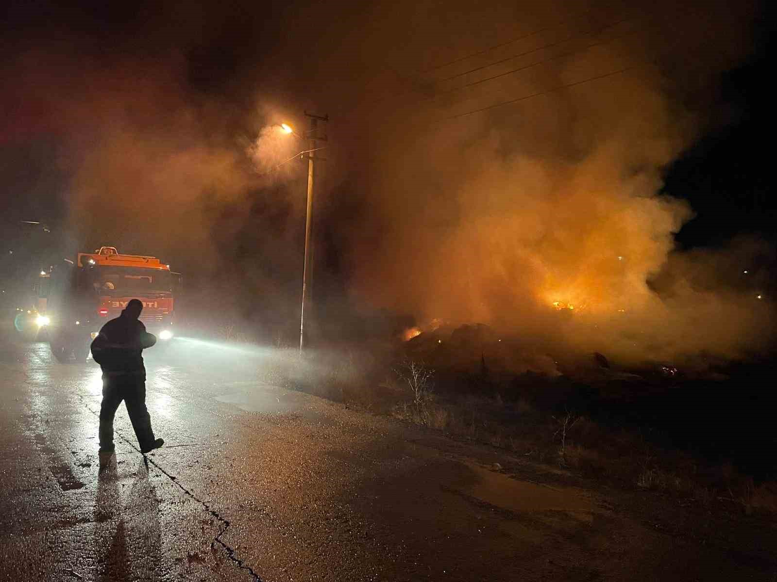 Burdur&rsquo;da yaklaşık 2 bin saman balyası yandı
