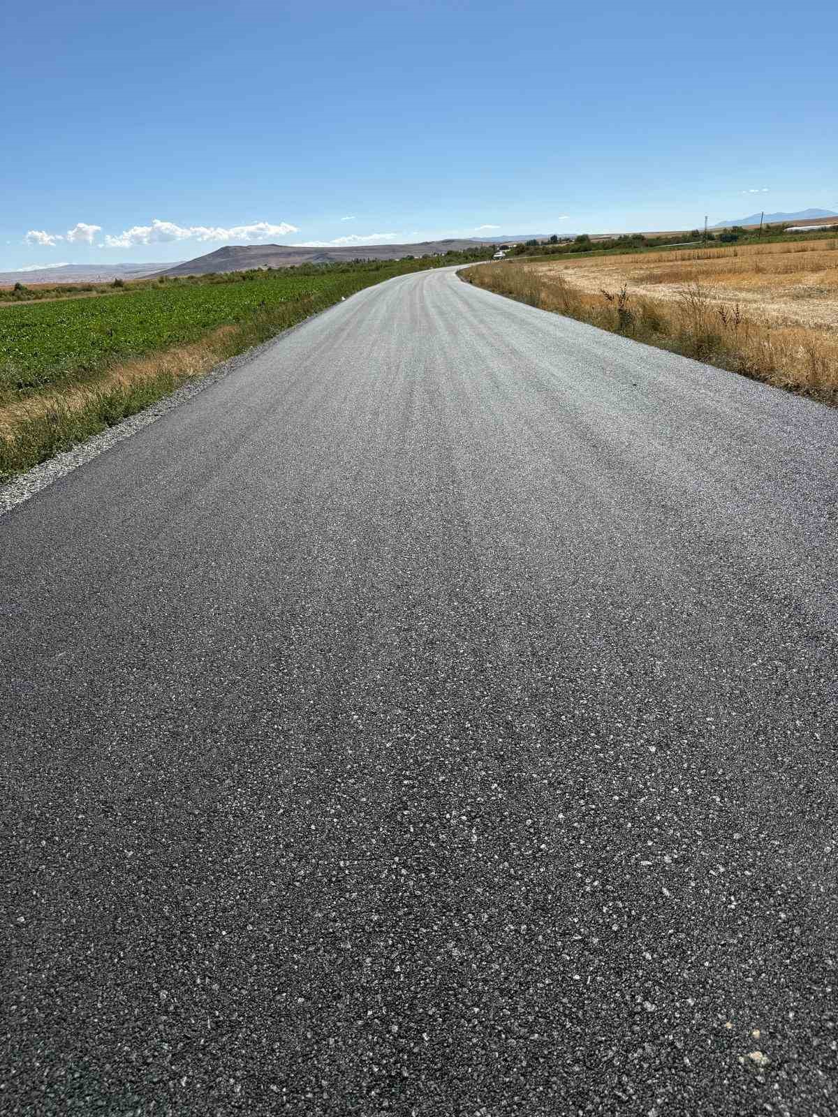 Ağrı&rsquo;da k&ouml;y yolları yenileniyor
