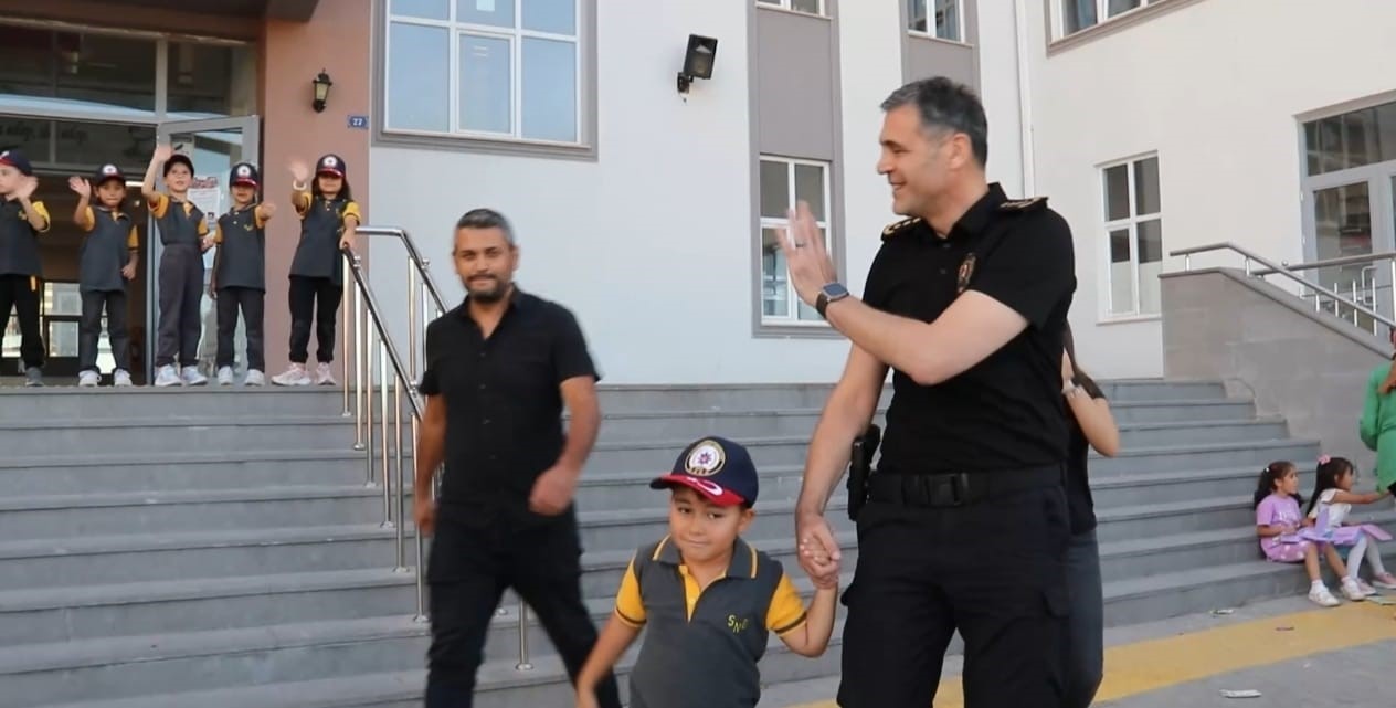 Emniyet m&uuml;d&uuml;r&uuml;nden şehit polise vefa: Şehidin oğlunu okuldan alıp evine bıraktı
