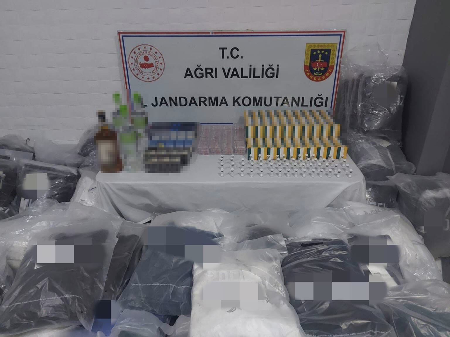 Ağrı&rsquo;da ka&ccedil;ak&ccedil;ılık operasyonu: İla&ccedil;, kıyafet, sigara ve alkol ele ge&ccedil;irildi
