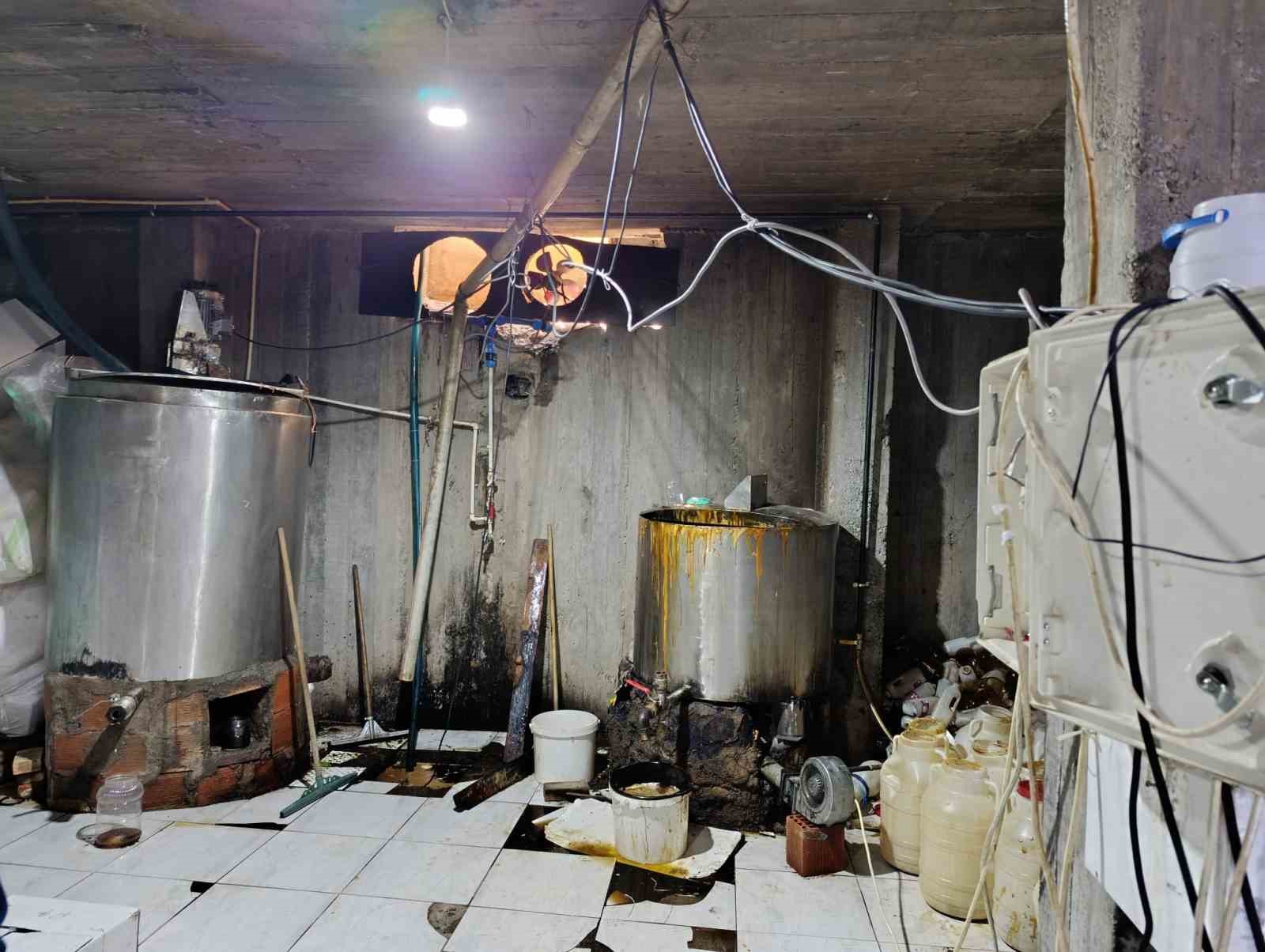 Ağrı’da ruhsatsız işletmede 5 ton 709 kilogram pekmez ele geçirildi