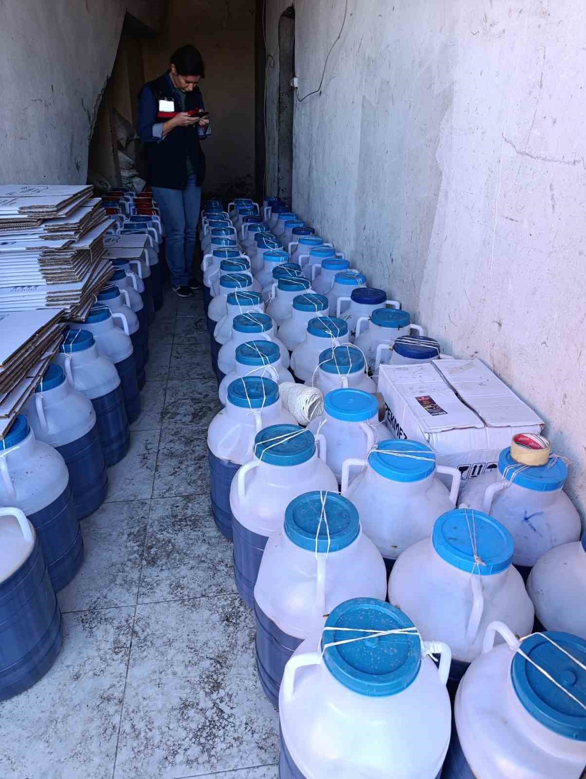 Ağrı&rsquo;da ruhsatsız işletmede 5 ton 709 kilogram pekmez ele ge&ccedil;irildi
