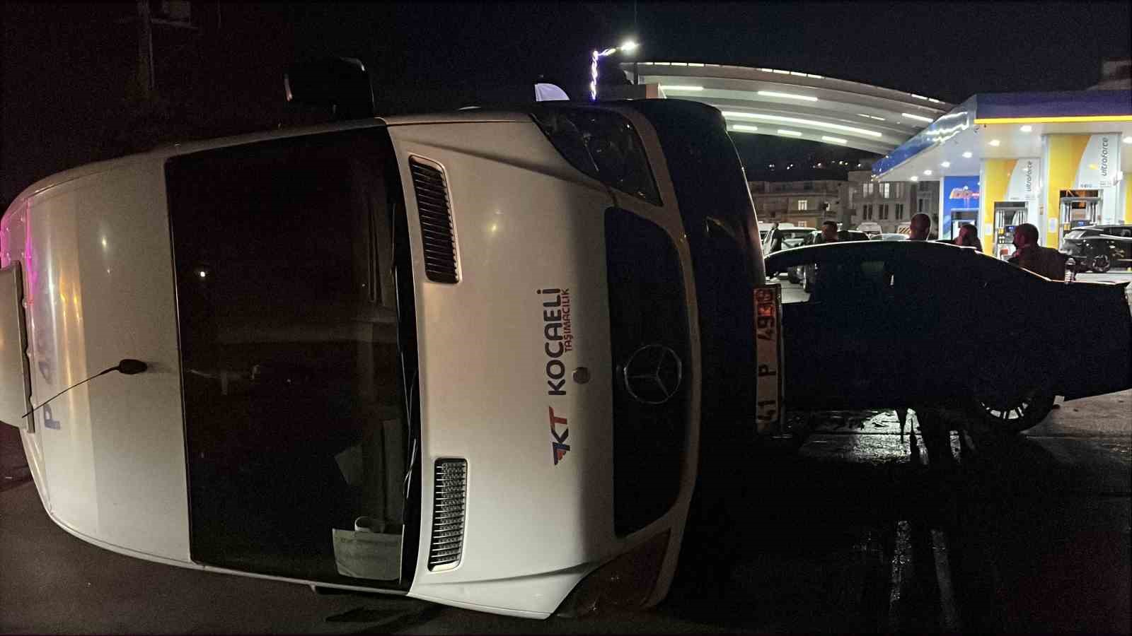 Otomobil ile &ccedil;arpışan servis minib&uuml;s&uuml; devrildi: 1 yaralı
