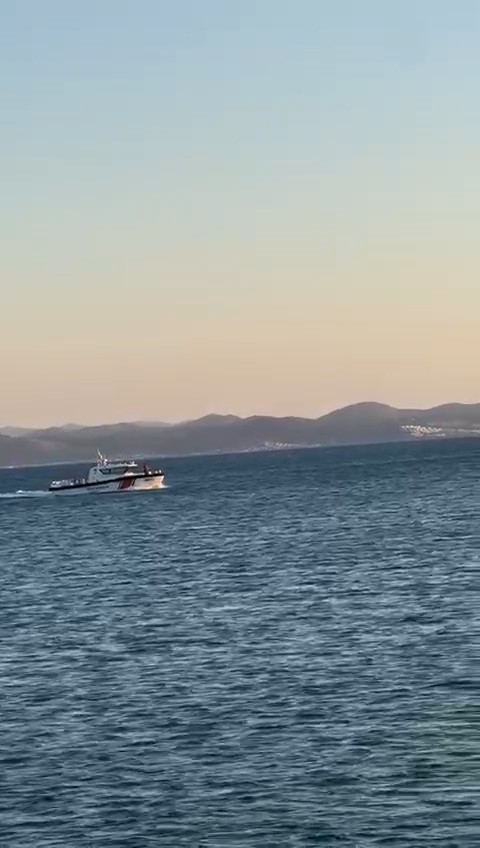 Edremit a&ccedil;ıklarında terk edilmiş teknenin sahibini arama &ccedil;alışmaları s&uuml;r&uuml;yor
