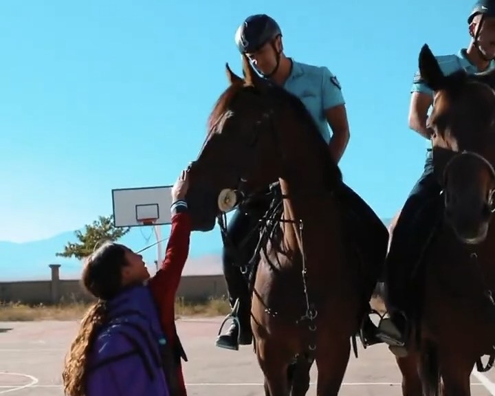 Atlı Jandarma timleri okul &ccedil;evresinde devriye yaptı
