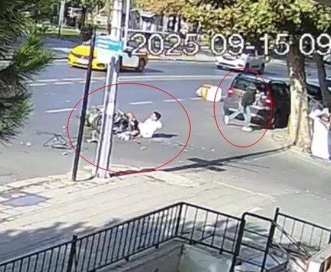 Motosiklet kasasıyla birlikte otomobilin üzerinden uçtu