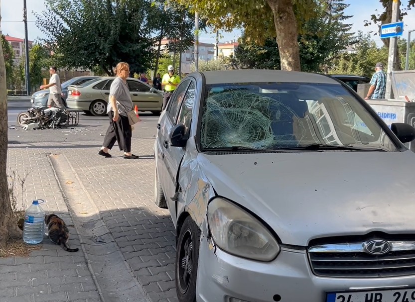 Motosiklet kasasıyla birlikte otomobilin &uuml;zerinden u&ccedil;tu
