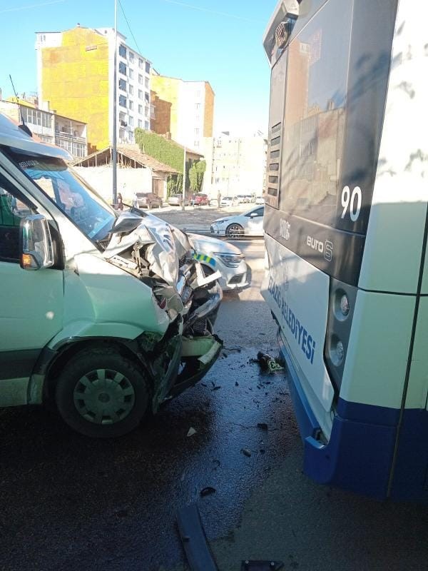 Elazığ’da minibüs otobüse çarptı: 8 yaralı
