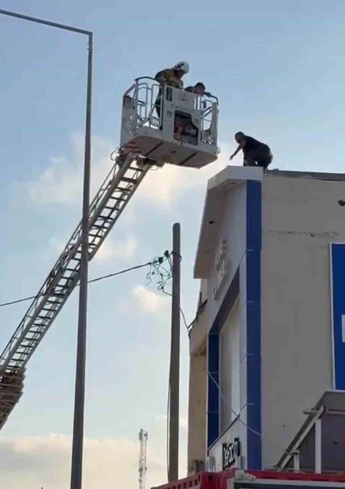 Elindeki bı&ccedil;akla korku dolu anlar yaşatan şahsı ekipler ikna etti
