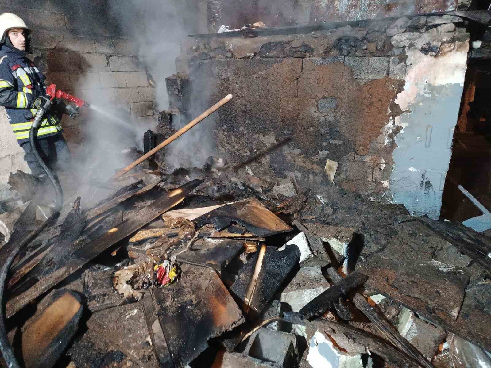 Erzurum’da eski ev cayır cayır yandı