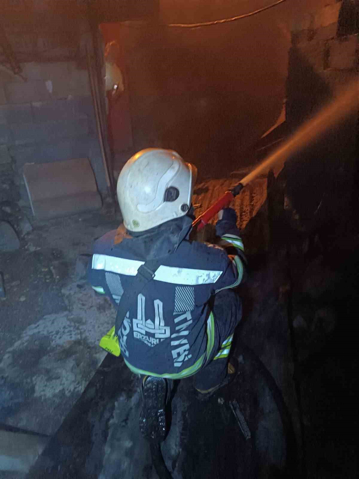 Erzurum&rsquo;da eski ev cayır cayır yandı
