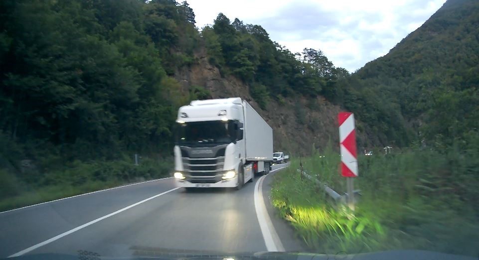 Hatalı sollama kamerada görülmüştü, o sürücüye ceza kesildi
