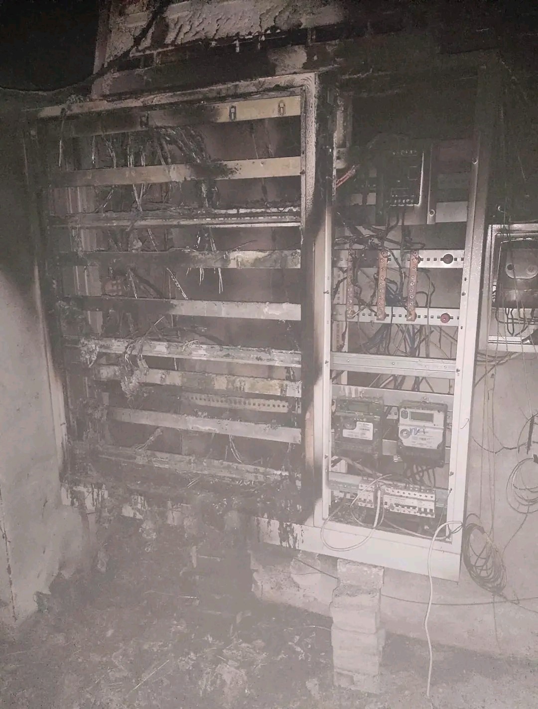 Elektrik panosundan çıkan yangında 50 vatandaşı itfaiye kurtardı