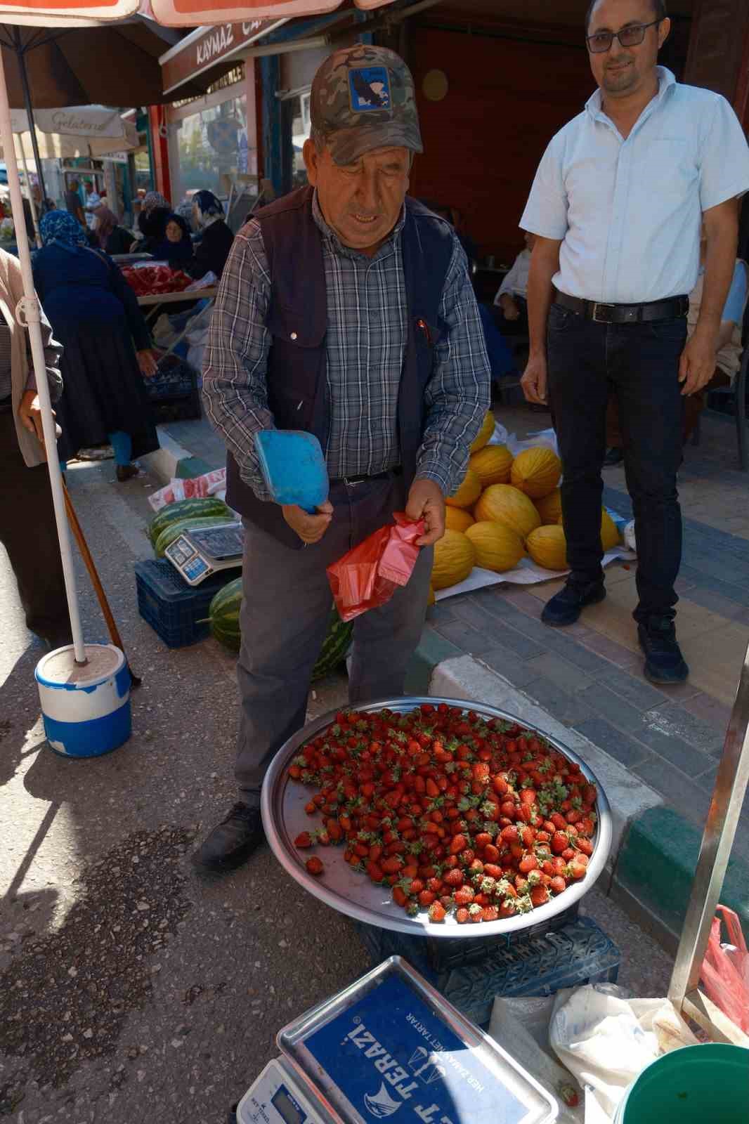 Peynir altı suyundan yaptıkları g&uuml;breyle ila&ccedil;sız &uuml;retip 700 yıllık pazarda satıyorlar
