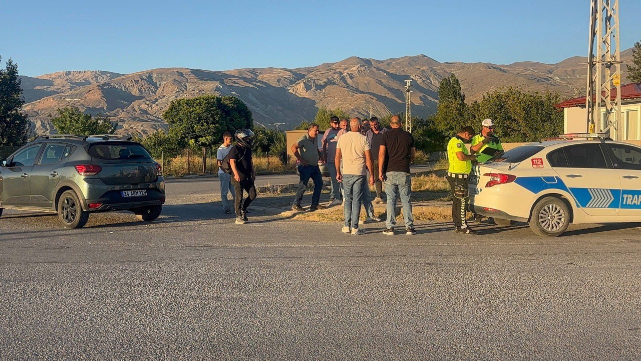 Otomobille &ccedil;arpışan motosikletin s&uuml;r&uuml;c&uuml;s&uuml; yaralandı
