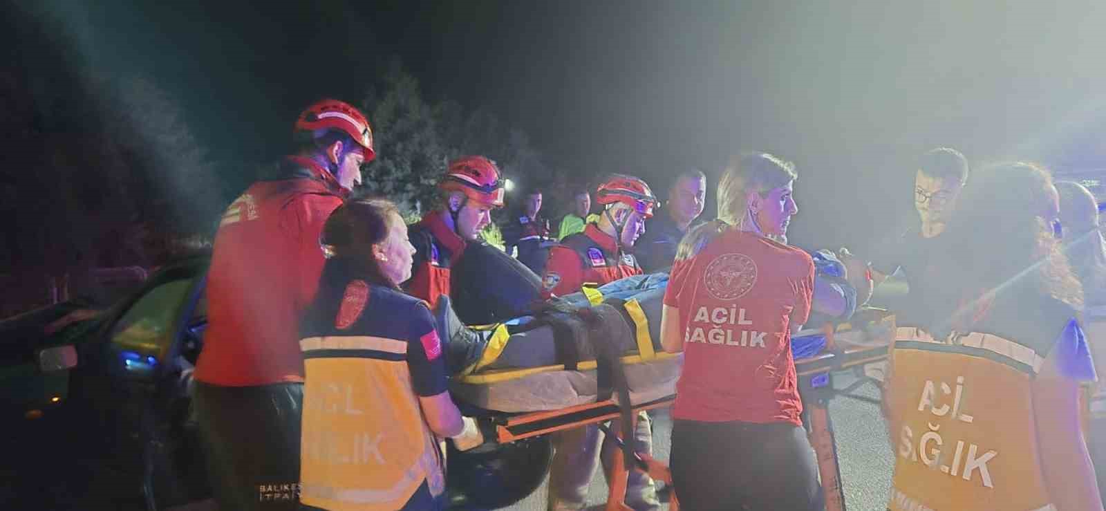 Susurluk’ta kamyonla çarpışan Fiat otomobildeki 2 kişi yaralandı