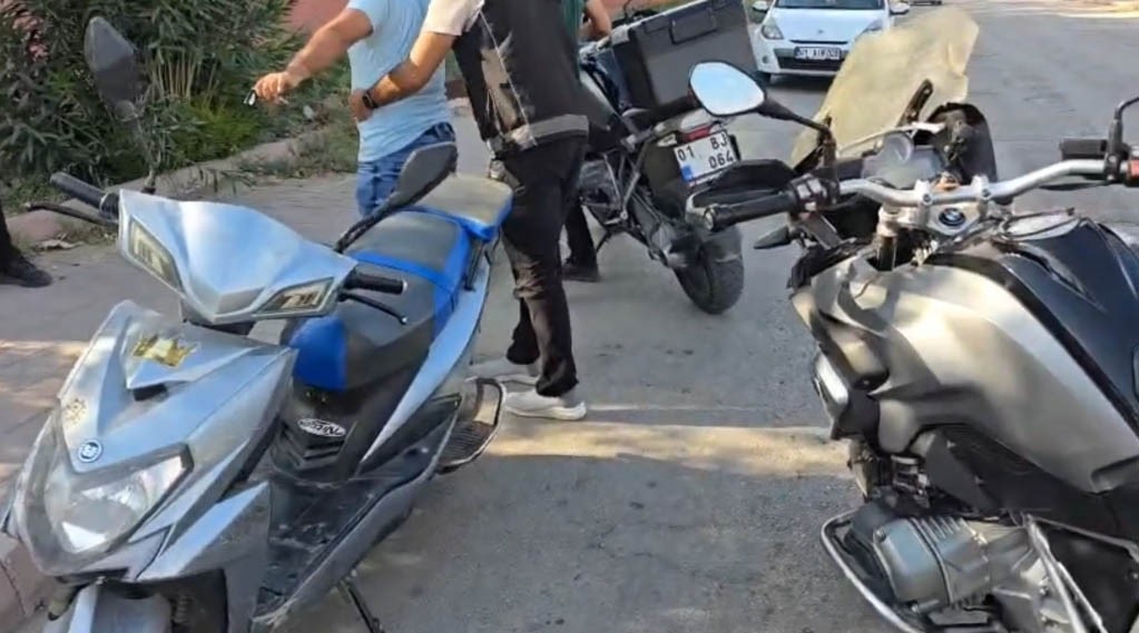 Adana&rsquo;da narkotik polisleri okul &ouml;nlerinde g&ouml;revde
