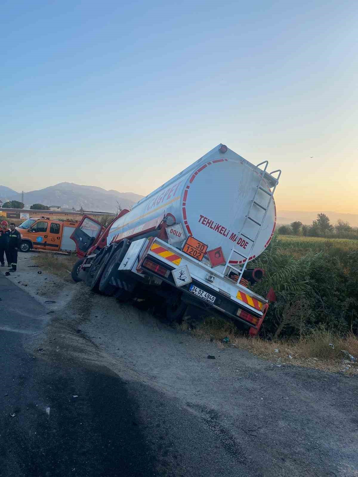 Akaryakıt tankeri ile minibüs çarpıştı: 4 yaralı