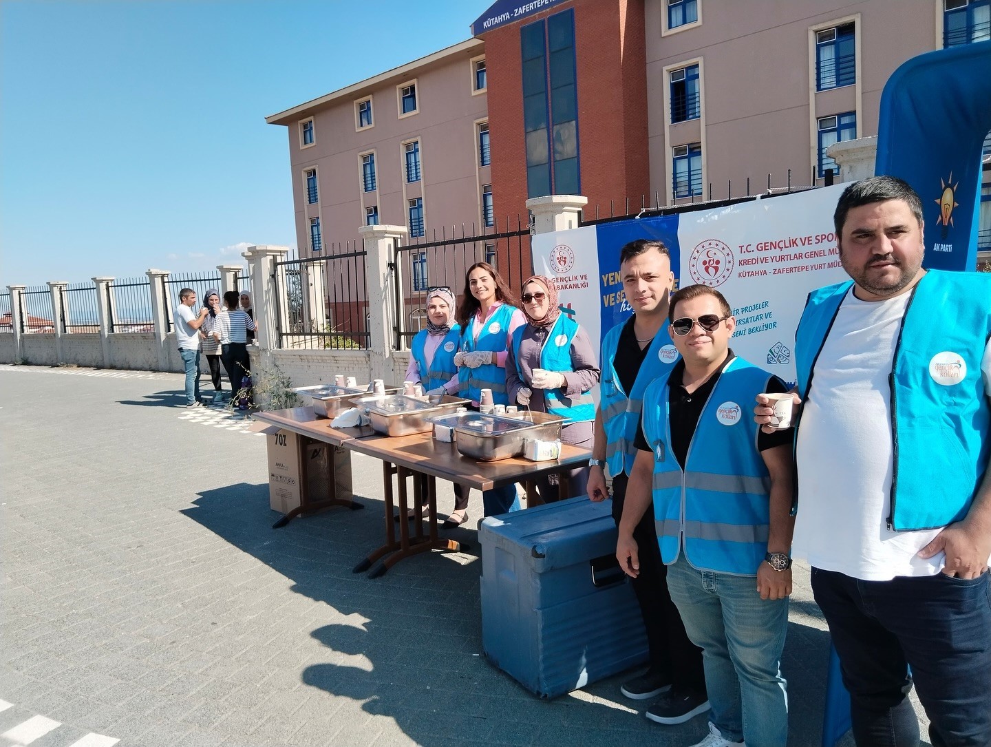 Kütahya AK Gençlik’ten yeni üniversite öğrencilerine çorba ikramı