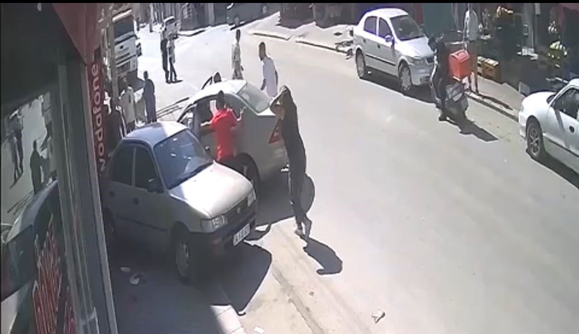 Çarptığı araç, 11 yaşındaki çocuğu duvara sıkıştırdı