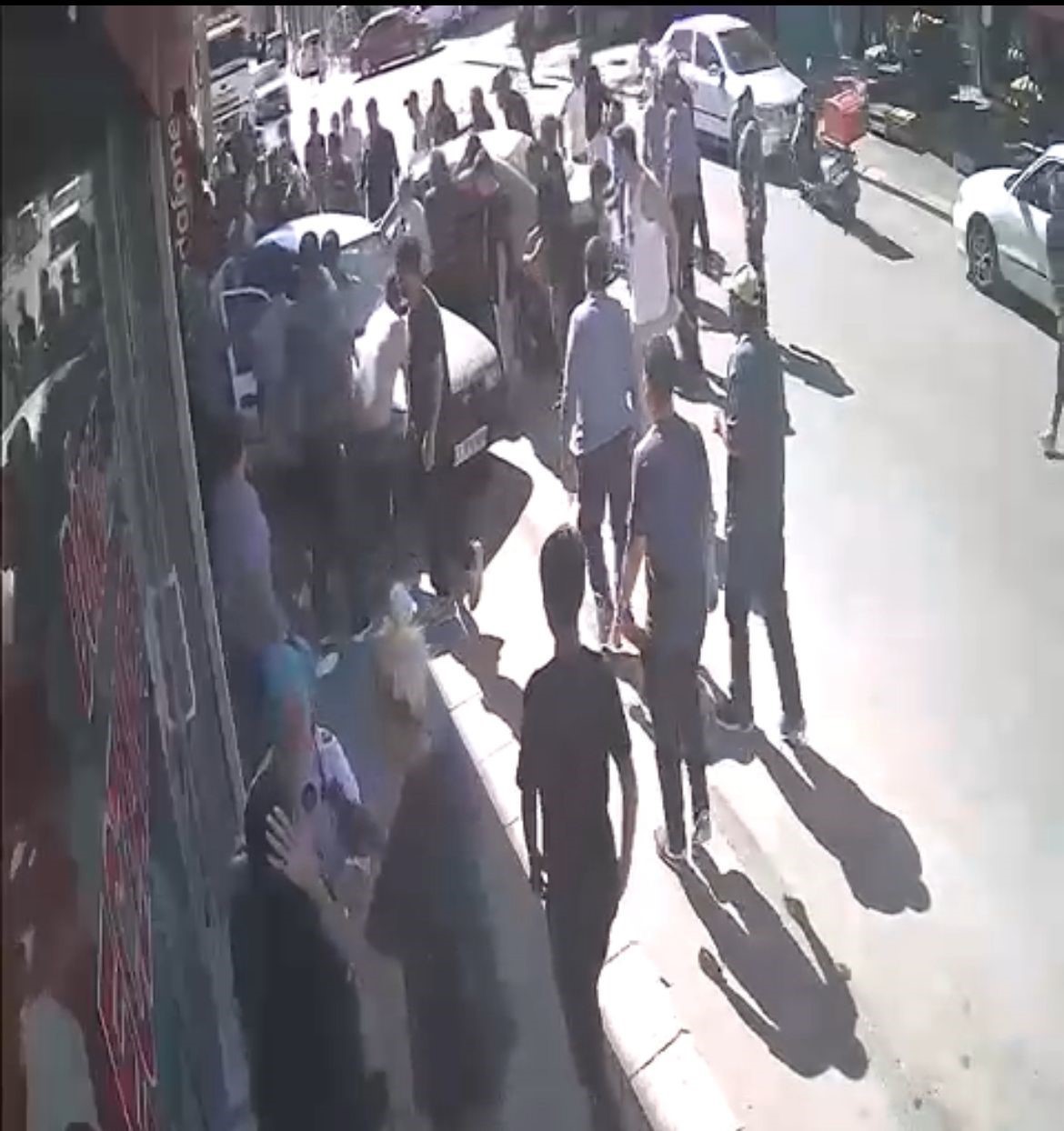 &Ccedil;arptığı ara&ccedil;, 11 yaşındaki &ccedil;ocuğu duvara sıkıştırdı
