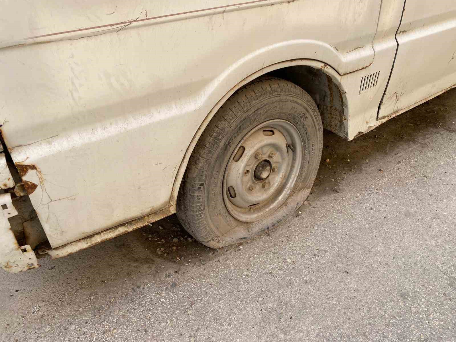 Sokakta terk edilen panelvan ara&ccedil;
