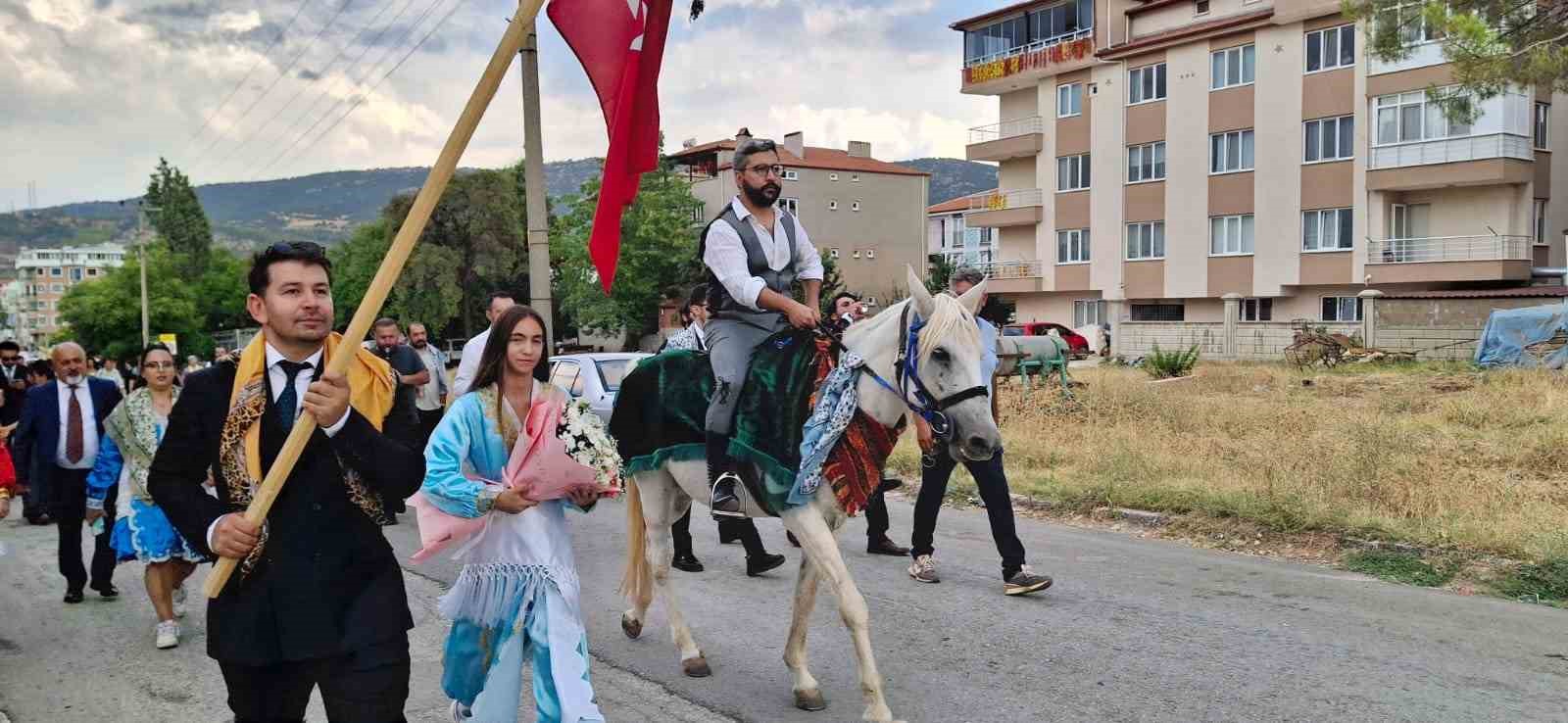 Körüklü çizme giyen damat, üç etekli gelinini atıyla aldı