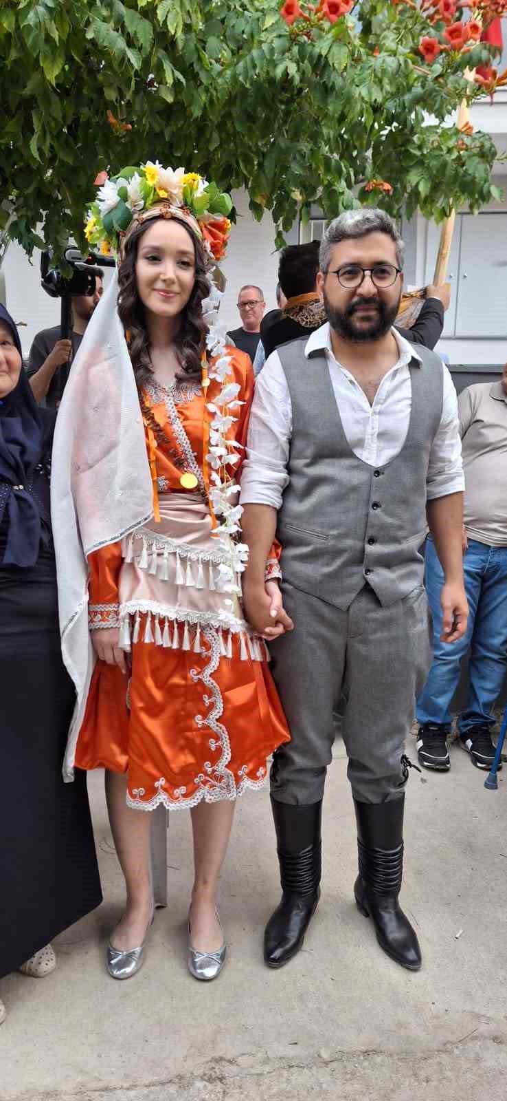 Körüklü çizme giyen damat, üç etekli gelinini atıyla aldı