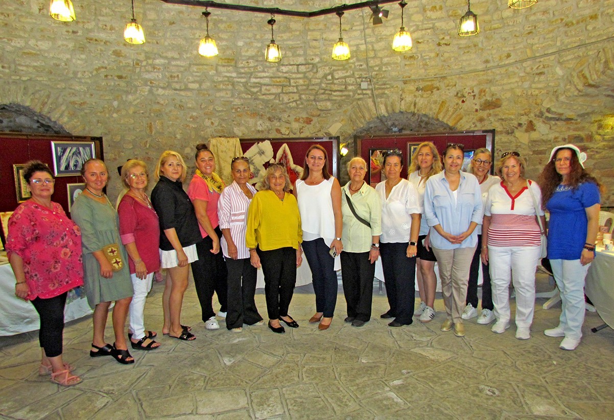 Kadınların el emeği &Ccedil;eşme&rsquo;nin tarihi kalesinde sergileniyor
