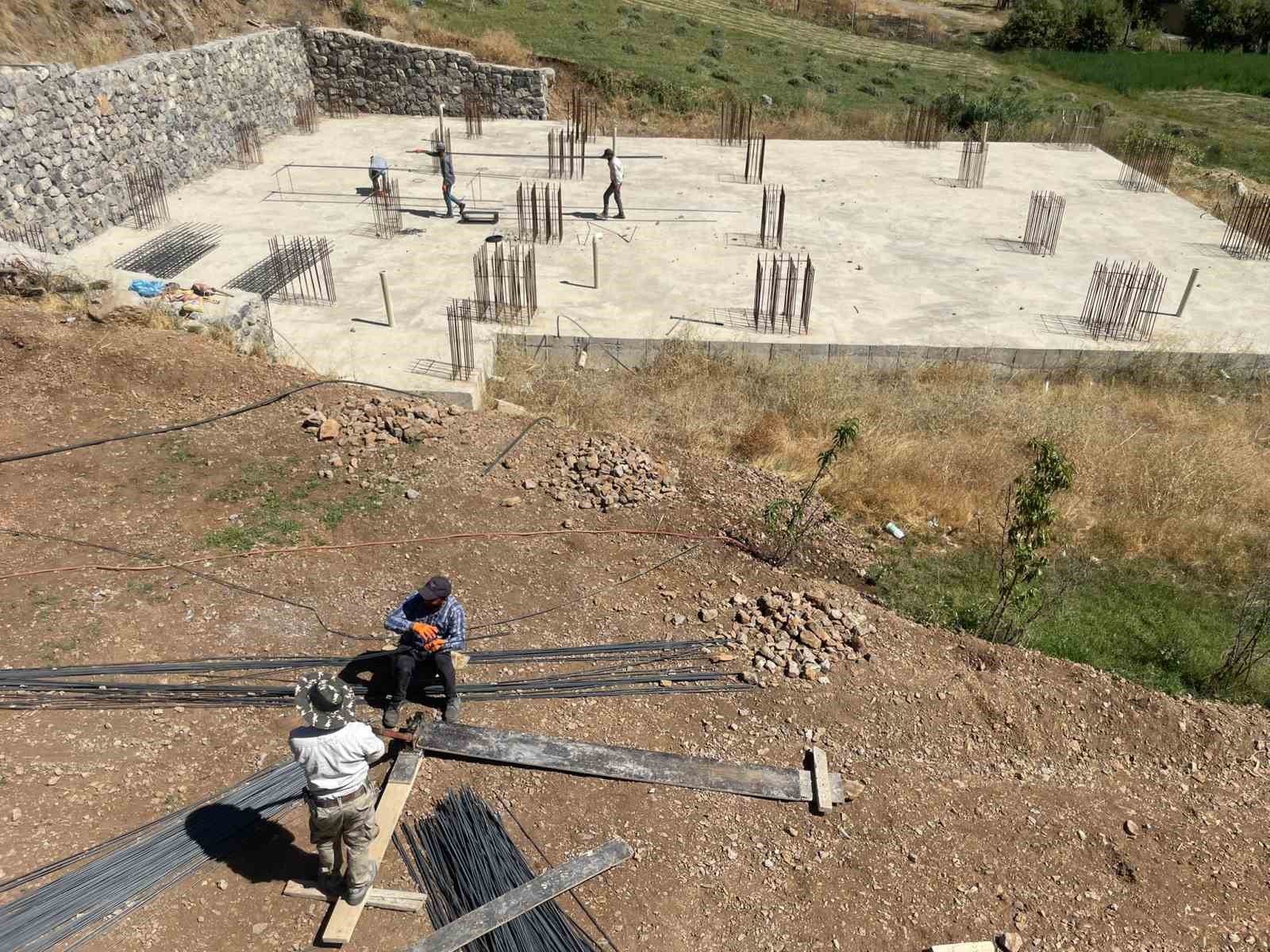 3 yıl önce temeli atılan cami tamamlanamadı, köylüler yardım çağrısında bulundu