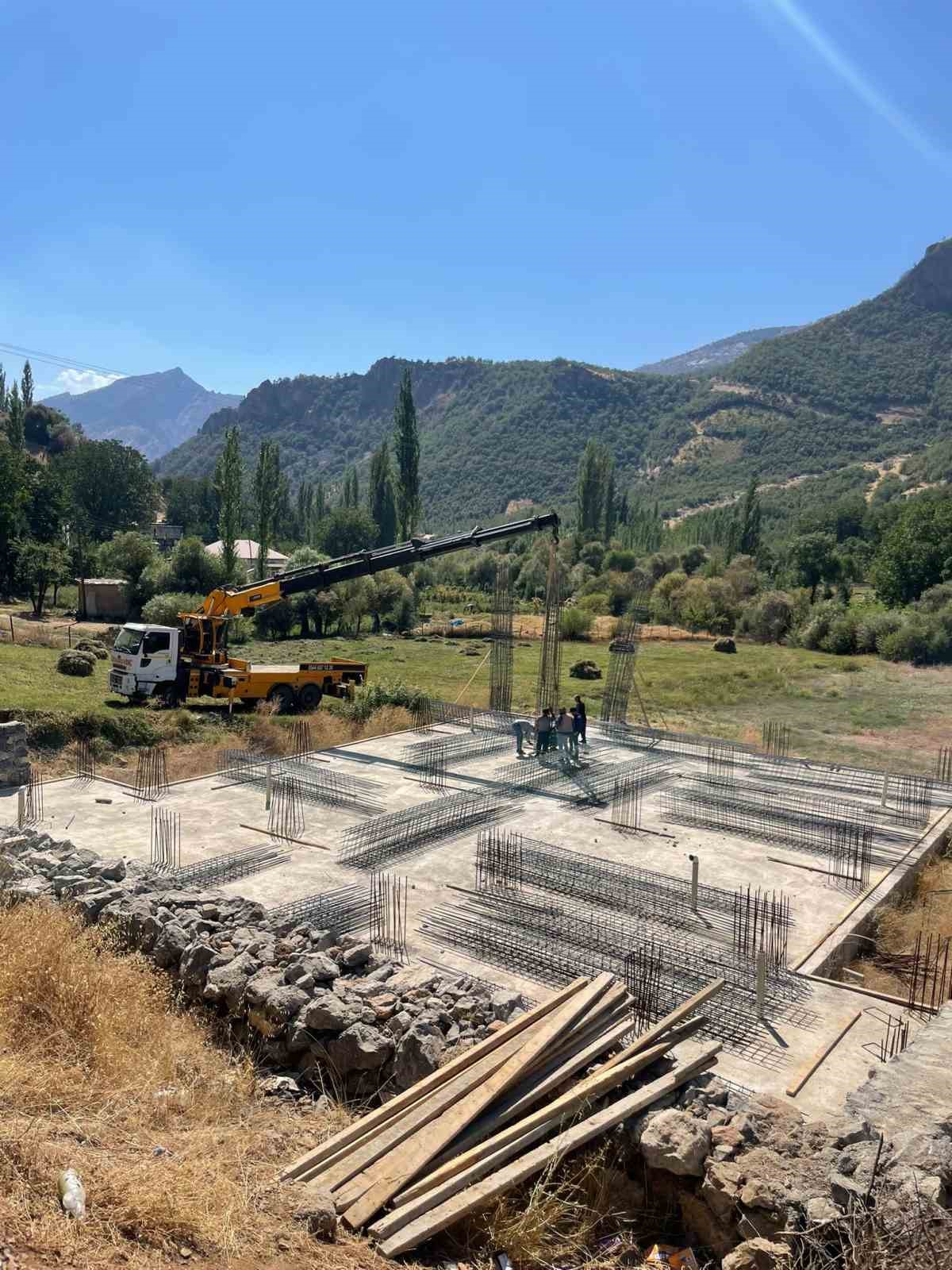 3 yıl &ouml;nce temeli atılan cami tamamlanamadı, k&ouml;yl&uuml;ler yardım &ccedil;ağrısında bulundu
