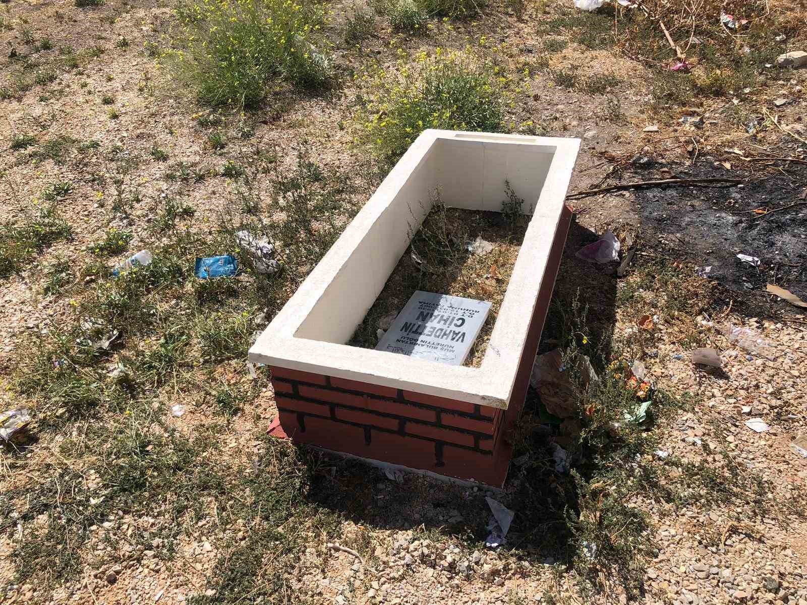 Boş araziye bırakılmış isimli taşı bulunan mezar
