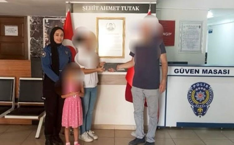 Isparta’da duyarlı vatandaş bulduğu cüzdanı polise teslim etti