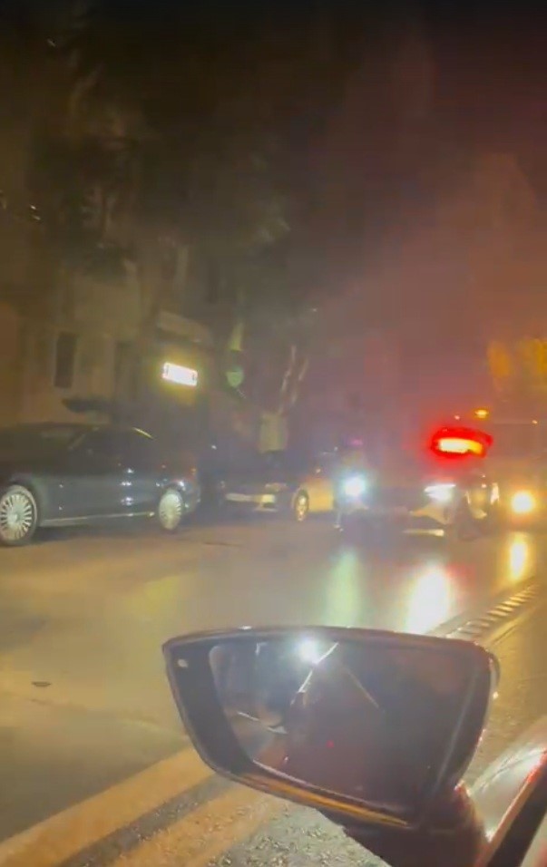 Aracı bağlanan s&uuml;r&uuml;c&uuml;, m&uuml;şteri gibi davranan taksicinin kendisine bı&ccedil;ak &ccedil;ektiğini iddia etti
