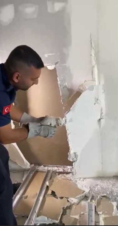 Osmaniye’de duvara sıkışan yavru kedi itfaiye tarafından kurtarıldı