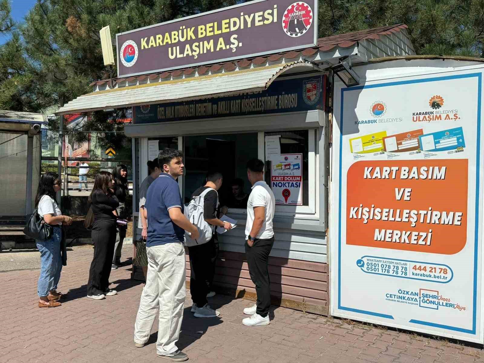 Karab&uuml;k Belediyesi, &ouml;ğrenciler i&ccedil;in kamp&uuml;s ve yurtlarda ulaşım stantları kurdu
