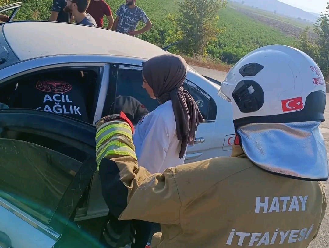 Hatay&rsquo;da otomobille, trakt&ouml;r &ccedil;arpıştı: 3 yaralı
