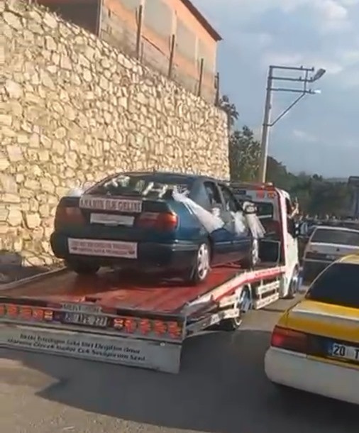Bozulan gelin arabası yoluna çekicinin üzerinde devam etti