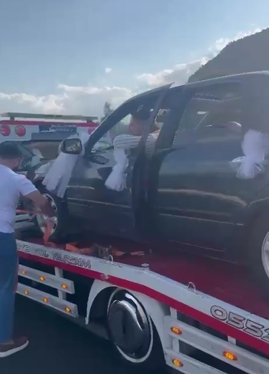 Bozulan gelin arabası yoluna &ccedil;ekicinin &uuml;zerinde devam etti

