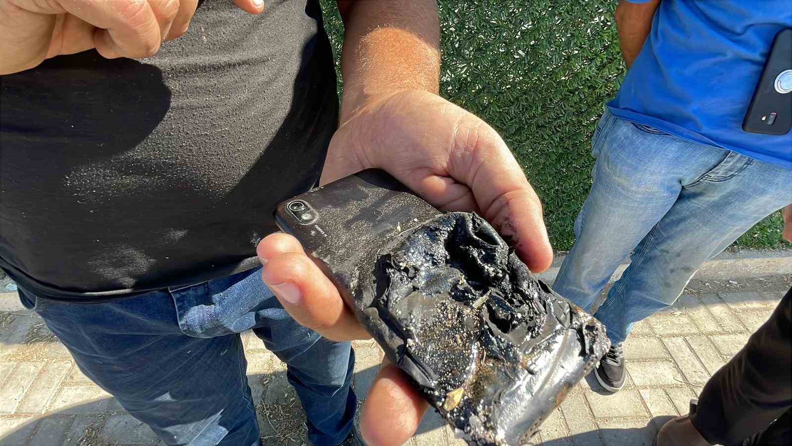 Akülerin üzerinde unutulan cep telefonu patladı