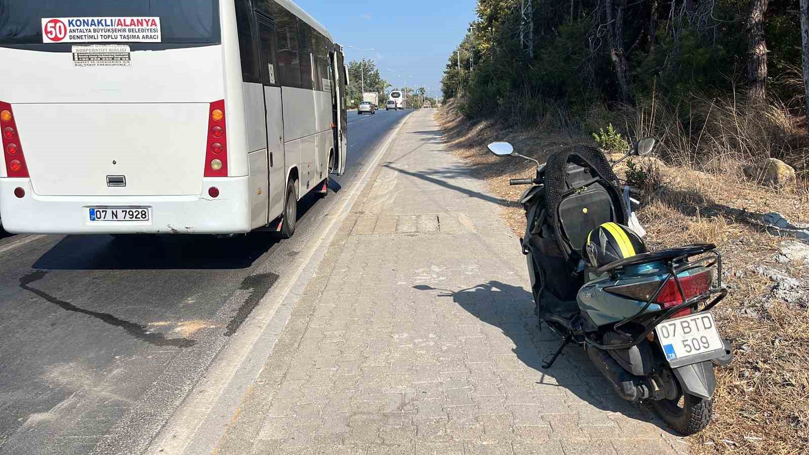 Alanya’da midibüsle çarpışan motosikletli yaralandı
